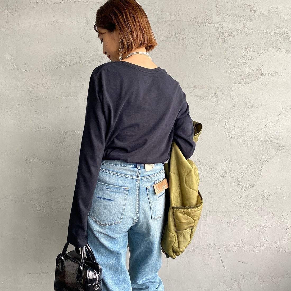 Hanes [ヘインズ] 2P クルーネックロングスリーブTシャツ [HW5440] 998 ｱｿｰﾄ BLK &&モデル身長：163cm 着用サイズ：M&&