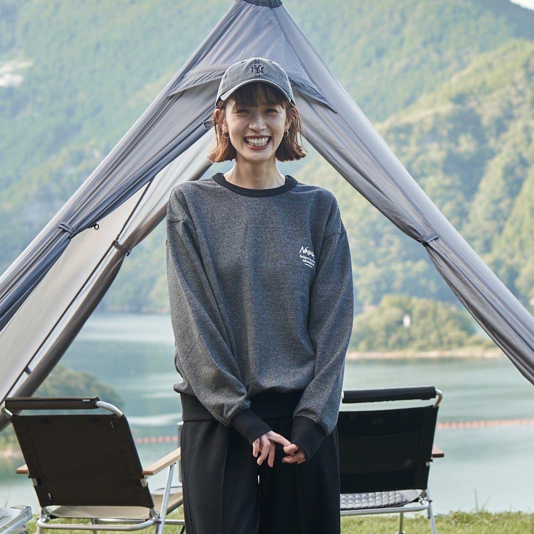 JEANSFACTORY × NANGA [ジーンズファクトリー × ナンガ] 別注 ボックスロゴ バックプリントスウェット [NW24AW-JF1] BLACK &&モデル身長：167cm 着用サイズ：S&&