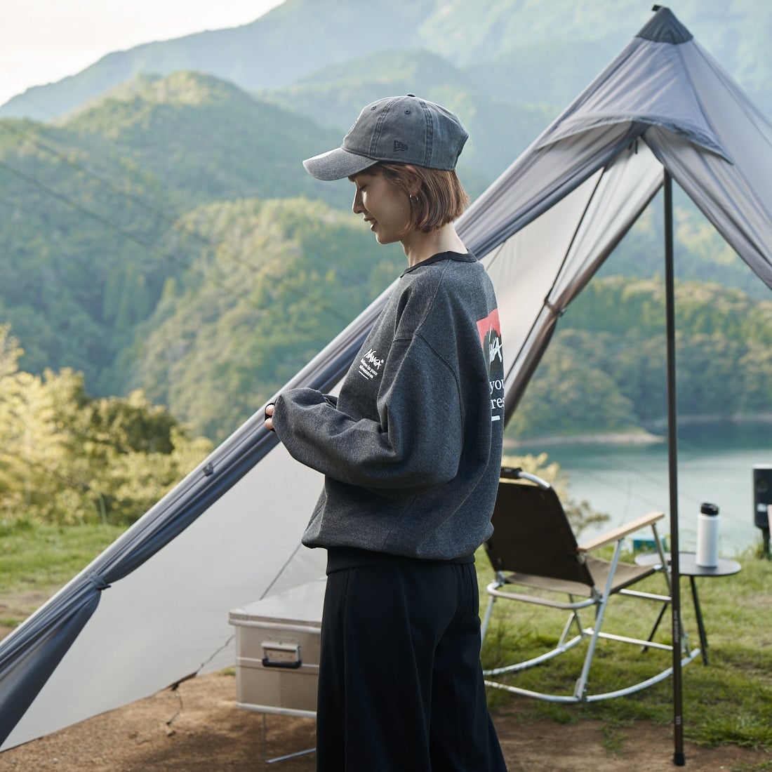 JEANSFACTORY × NANGA [ジーンズファクトリー × ナンガ] 別注 ボックスロゴ バックプリントスウェット [NW24AW-JF1] BLACK &&モデル身長：167cm 着用サイズ：S&&