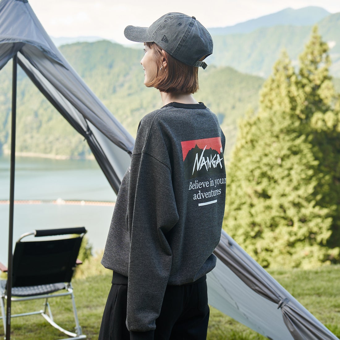 JEANSFACTORY × NANGA [ジーンズファクトリー × ナンガ] 別注 ボックスロゴ バックプリントスウェット [NW24AW-JF1] BLACK &&モデル身長：167cm 着用サイズ：S&&