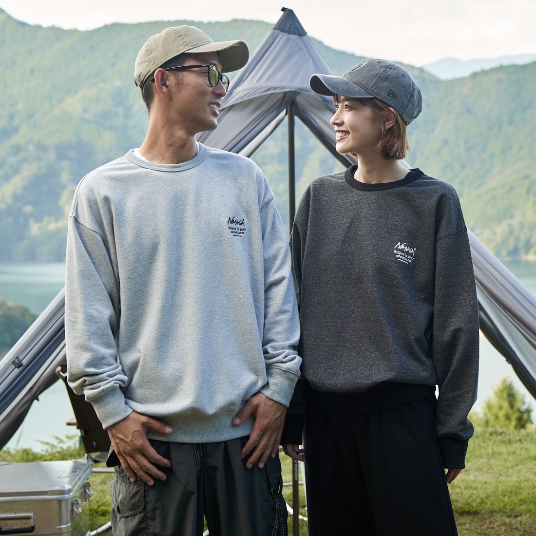 JEANSFACTORY × NANGA [ジーンズファクトリー × ナンガ] 別注 ボックスロゴ バックプリントスウェット [NW24AW-JF1] BLACK &&モデル身長：167cm 着用サイズ：S&&