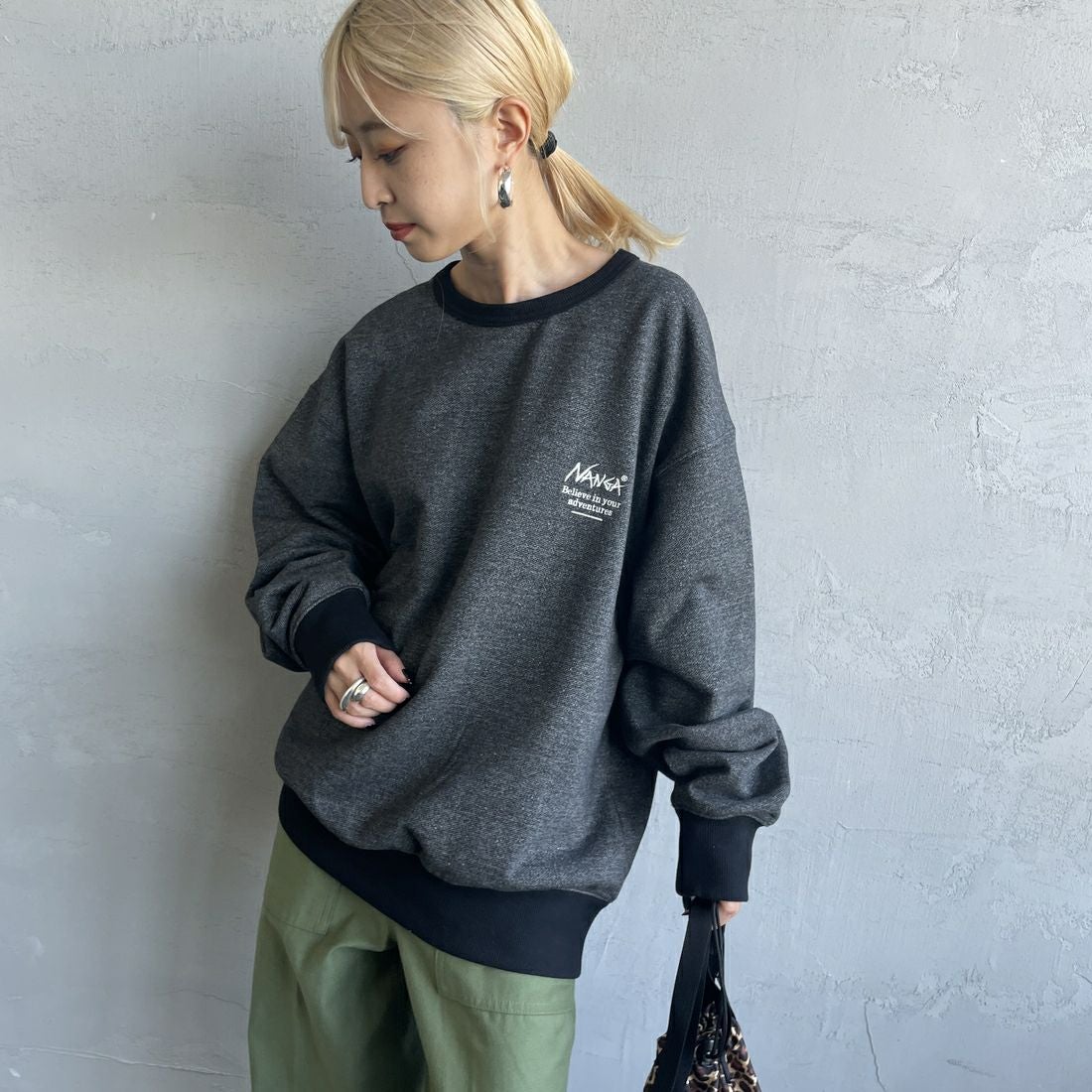 JEANSFACTORY × NANGA [ジーンズファクトリー × ナンガ] 別注 ボックスロゴ バックプリントスウェット [NW24AW-JF1] BLACK &&モデル身長：150cm 着用サイズ：S&&