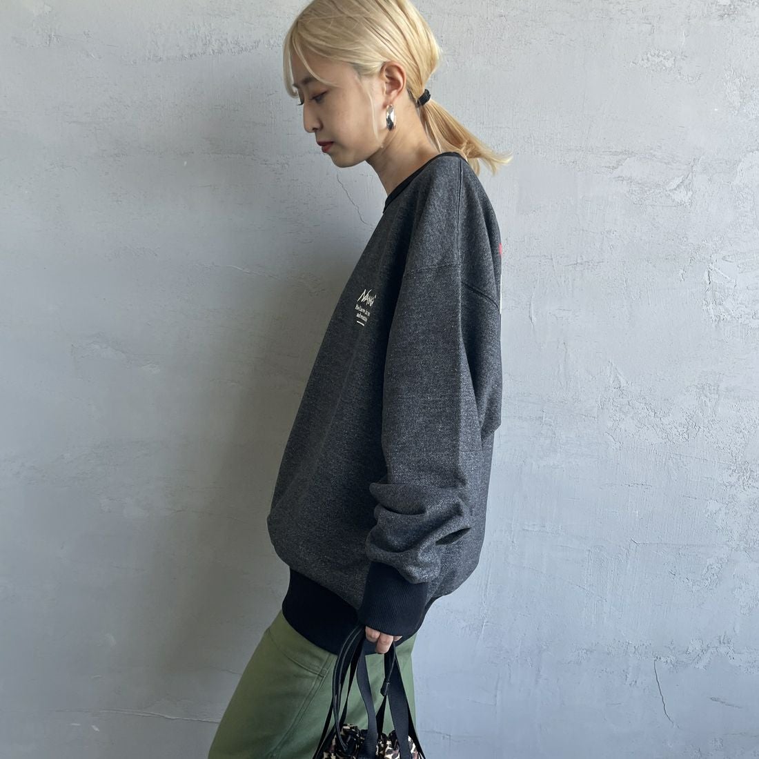 JEANSFACTORY × NANGA [ジーンズファクトリー × ナンガ] 別注 ボックスロゴ バックプリントスウェット [NW24AW-JF1] BLACK &&モデル身長：150cm 着用サイズ：S&&