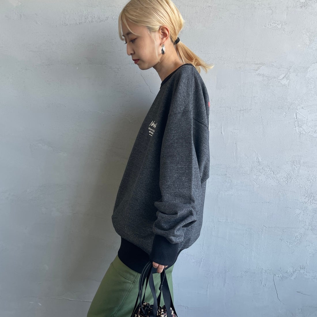 JEANSFACTORY × NANGA [ジーンズファクトリー × ナンガ] 別注 ボックスロゴ バックプリントスウェット [NW24AW-JF1] BLACK &&モデル身長：150cm 着用サイズ：S&&