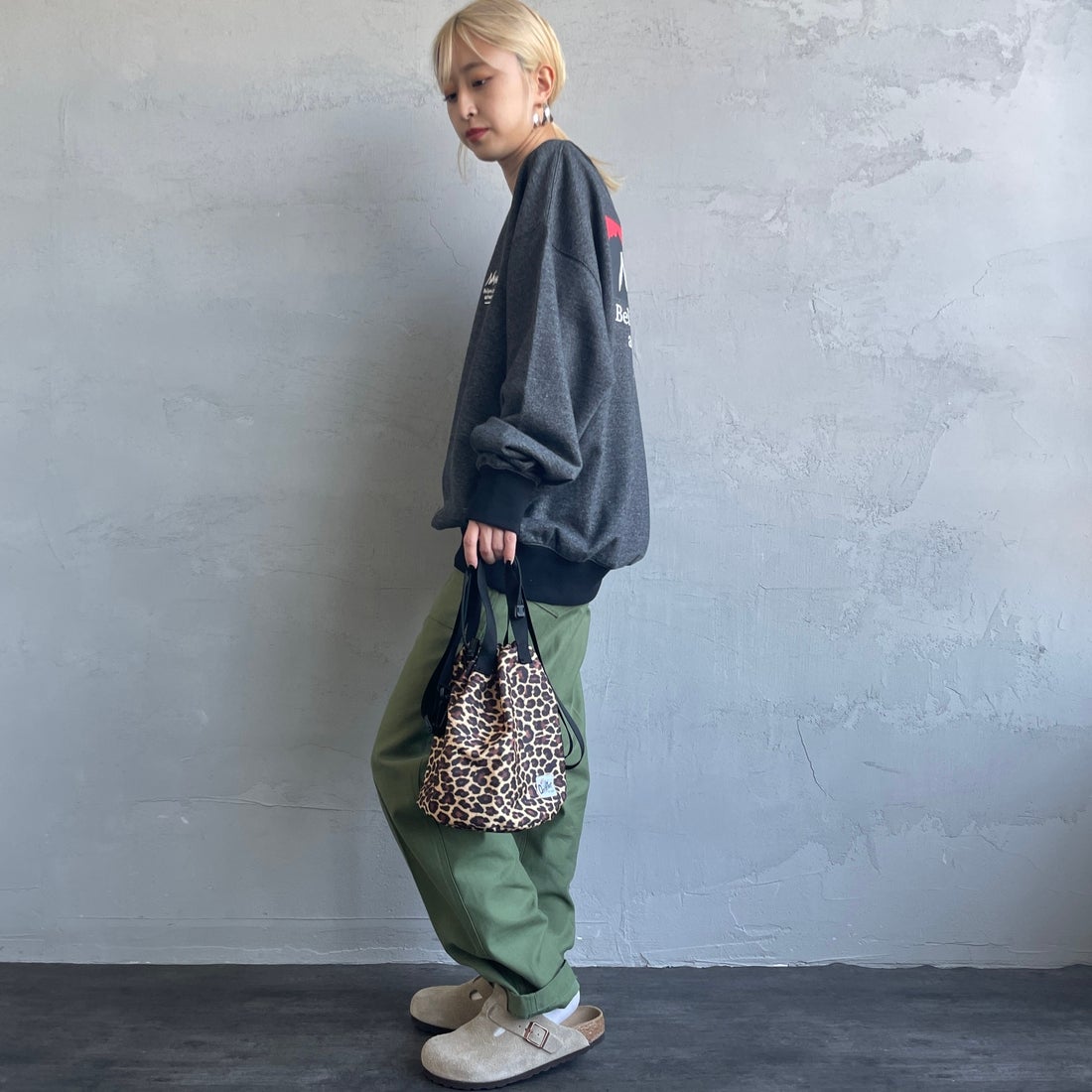 JEANSFACTORY × NANGA [ジーンズファクトリー × ナンガ] 別注 ボックスロゴ バックプリントスウェット [NW24AW-JF1] BLACK &&モデル身長：150cm 着用サイズ：S&&