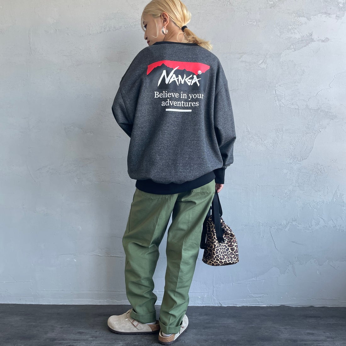 JEANSFACTORY × NANGA [ジーンズファクトリー × ナンガ] 別注 ボックスロゴ バックプリントスウェット [NW24AW-JF1] BLACK &&モデル身長：150cm 着用サイズ：S&&