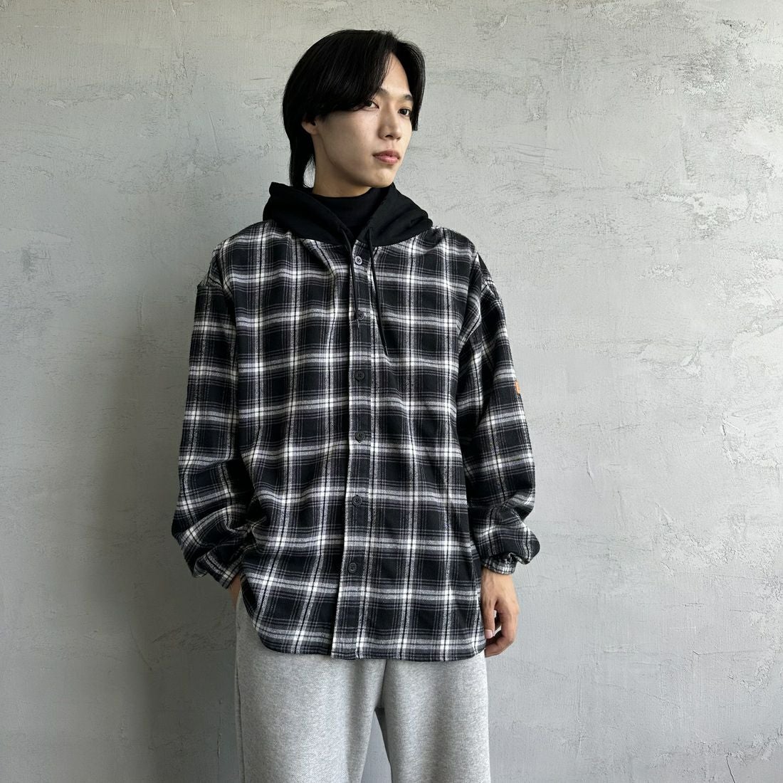 UNIVERSAL OVERALL [ユニバーサルオーバーオール] 別注 チェックフードシャツ [U2431100IN-JF] BLACK &&モデル身長：179cm 着用サイズ：XL&&