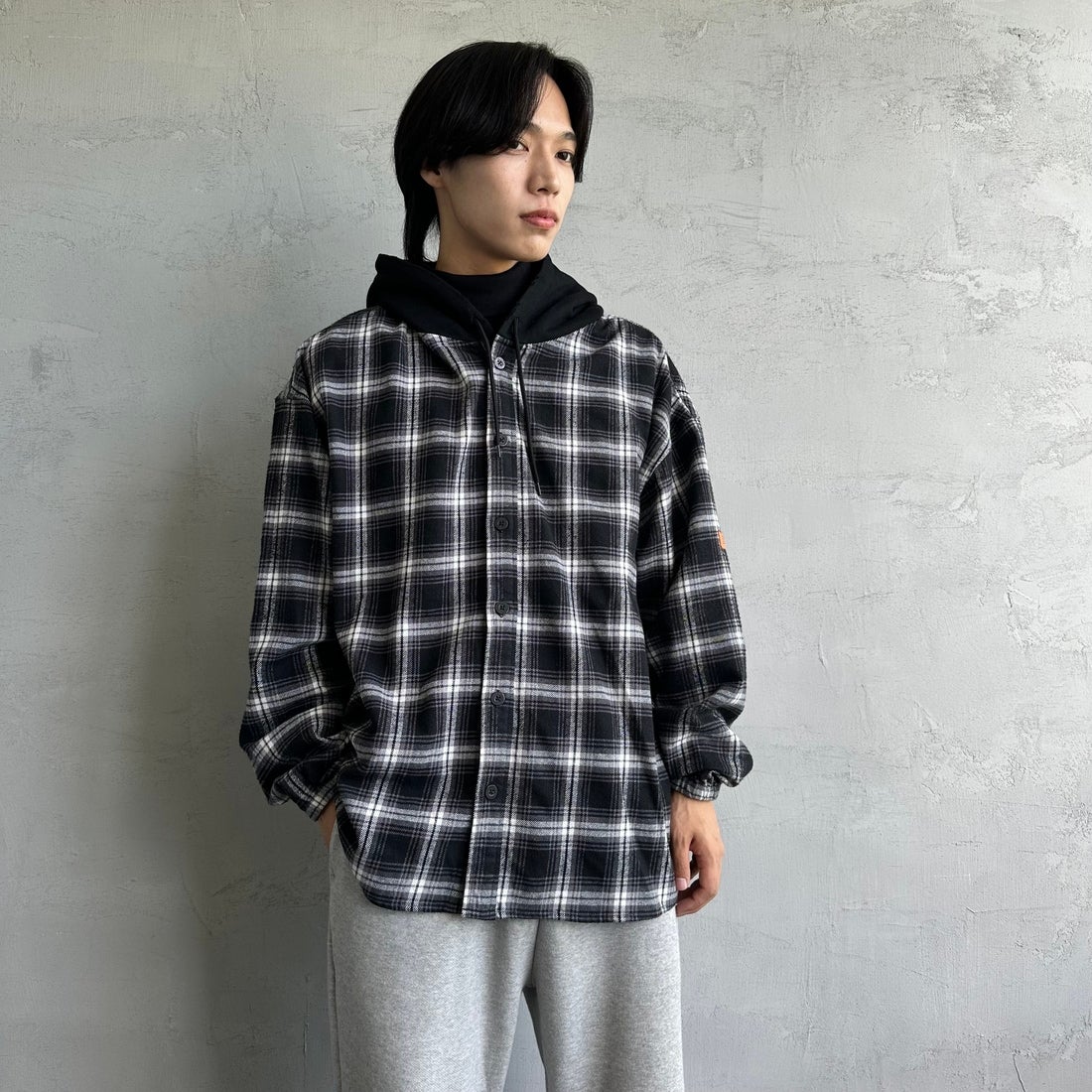 UNIVERSAL OVERALL [ユニバーサルオーバーオール] 別注 チェックフードシャツ [U2431100IN-JF] BLACK &&モデル身長：179cm 着用サイズ：XL&&