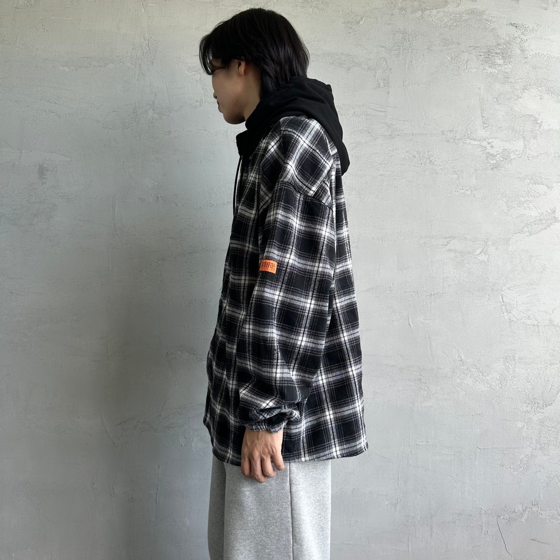 UNIVERSAL OVERALL [ユニバーサルオーバーオール] 別注 チェックフードシャツ [U2431100IN-JF] BLACK &&モデル身長：179cm 着用サイズ：XL&&