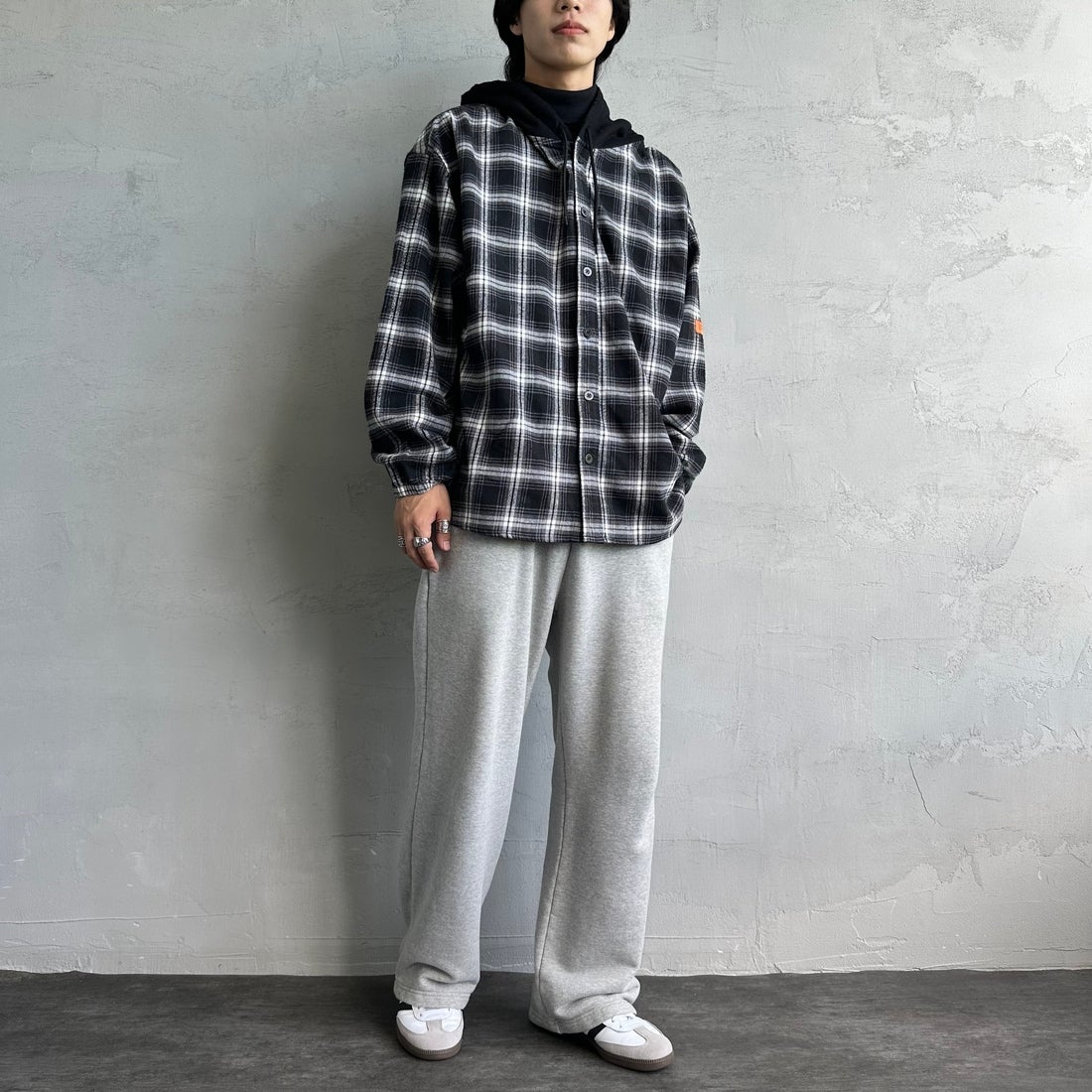 UNIVERSAL OVERALL [ユニバーサルオーバーオール] 別注 チェックフードシャツ [U2431100IN-JF] BLACK &&モデル身長：179cm 着用サイズ：XL&&