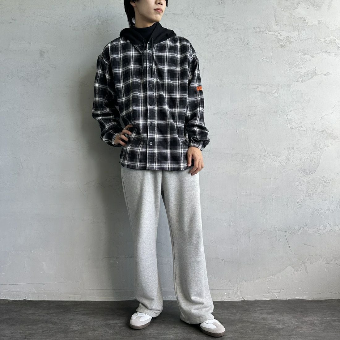 UNIVERSAL OVERALL [ユニバーサルオーバーオール] 別注 チェックフードシャツ [U2431100IN-JF] BLACK &&モデル身長：179cm 着用サイズ：XL&&