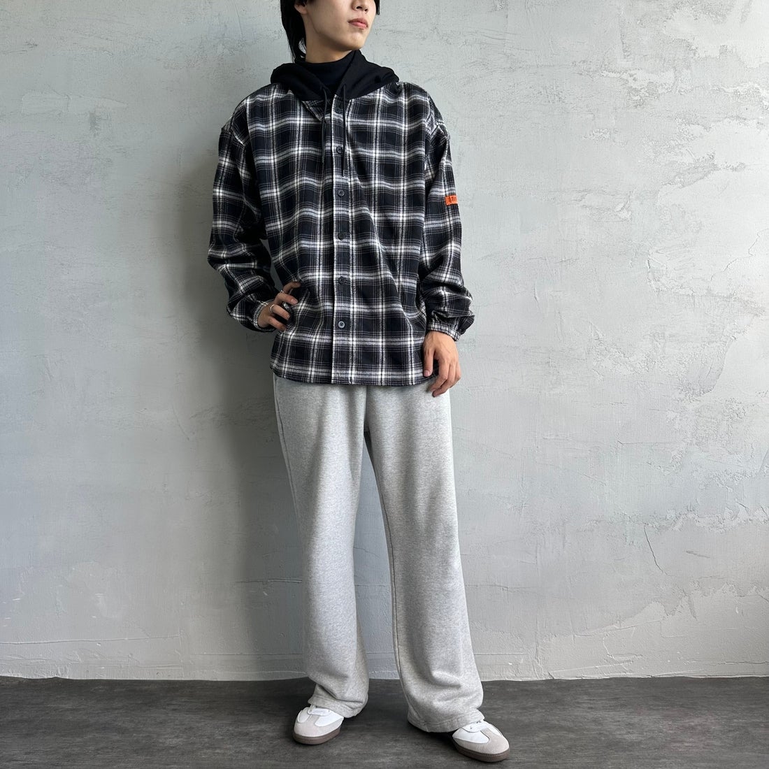 UNIVERSAL OVERALL [ユニバーサルオーバーオール] 別注 チェックフードシャツ [U2431100IN-JF] BLACK &&モデル身長：179cm 着用サイズ：XL&&