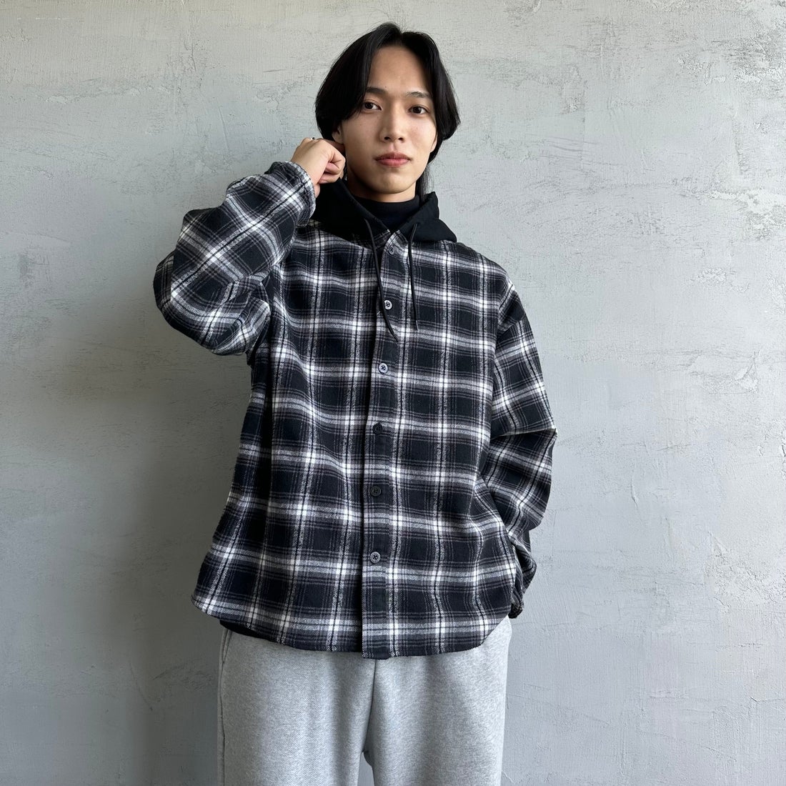 UNIVERSAL OVERALL [ユニバーサルオーバーオール] 別注 チェックフードシャツ [U2431100IN-JF] BLACK &&モデル身長：179cm 着用サイズ：M&&