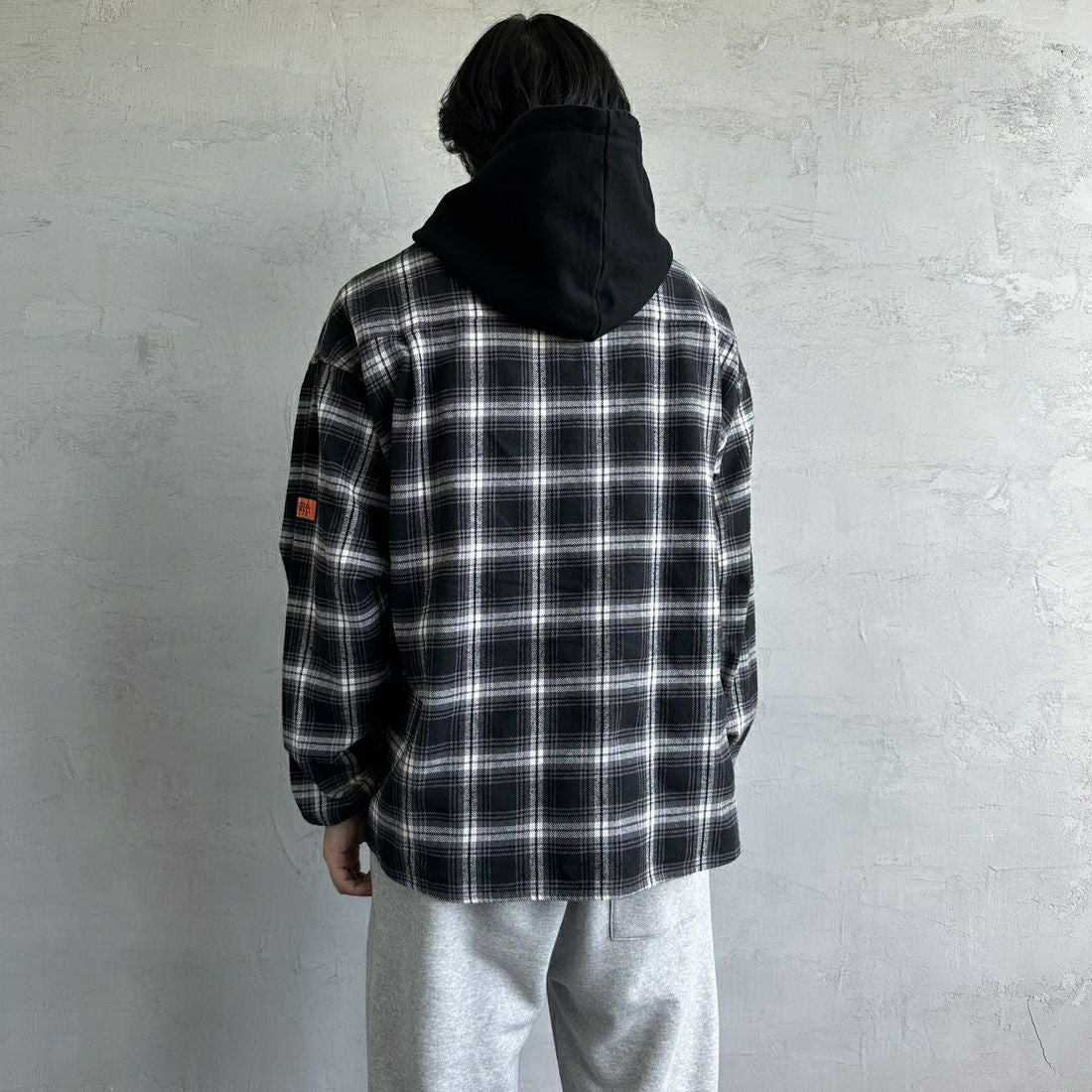 UNIVERSAL OVERALL [ユニバーサルオーバーオール] 別注 チェックフードシャツ [U2431100IN-JF] BLACK &&モデル身長：179cm 着用サイズ：M&&