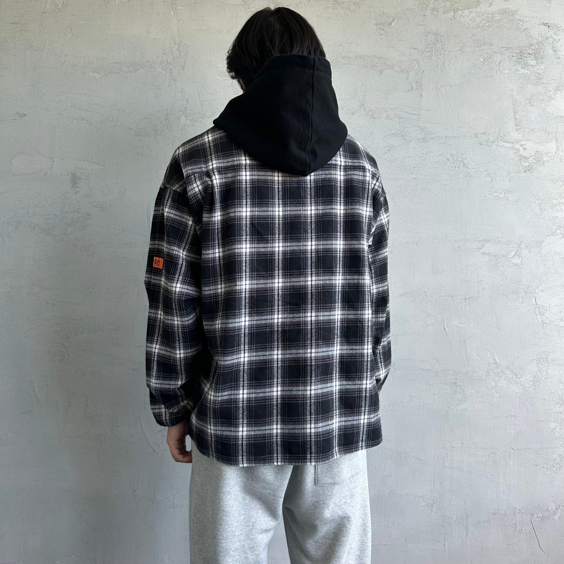 UNIVERSAL OVERALL [ユニバーサルオーバーオール] 別注 チェックフードシャツ [U2431100IN-JF] BLACK &&モデル身長：179cm 着用サイズ：M&&