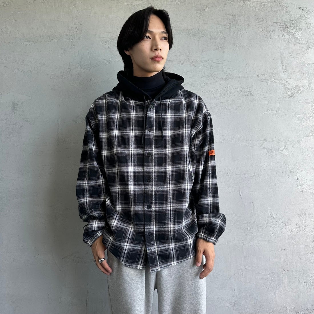 UNIVERSAL OVERALL [ユニバーサルオーバーオール] 別注 チェックフードシャツ [U2431100IN-JF] BLACK &&モデル身長：179cm 着用サイズ：L&&