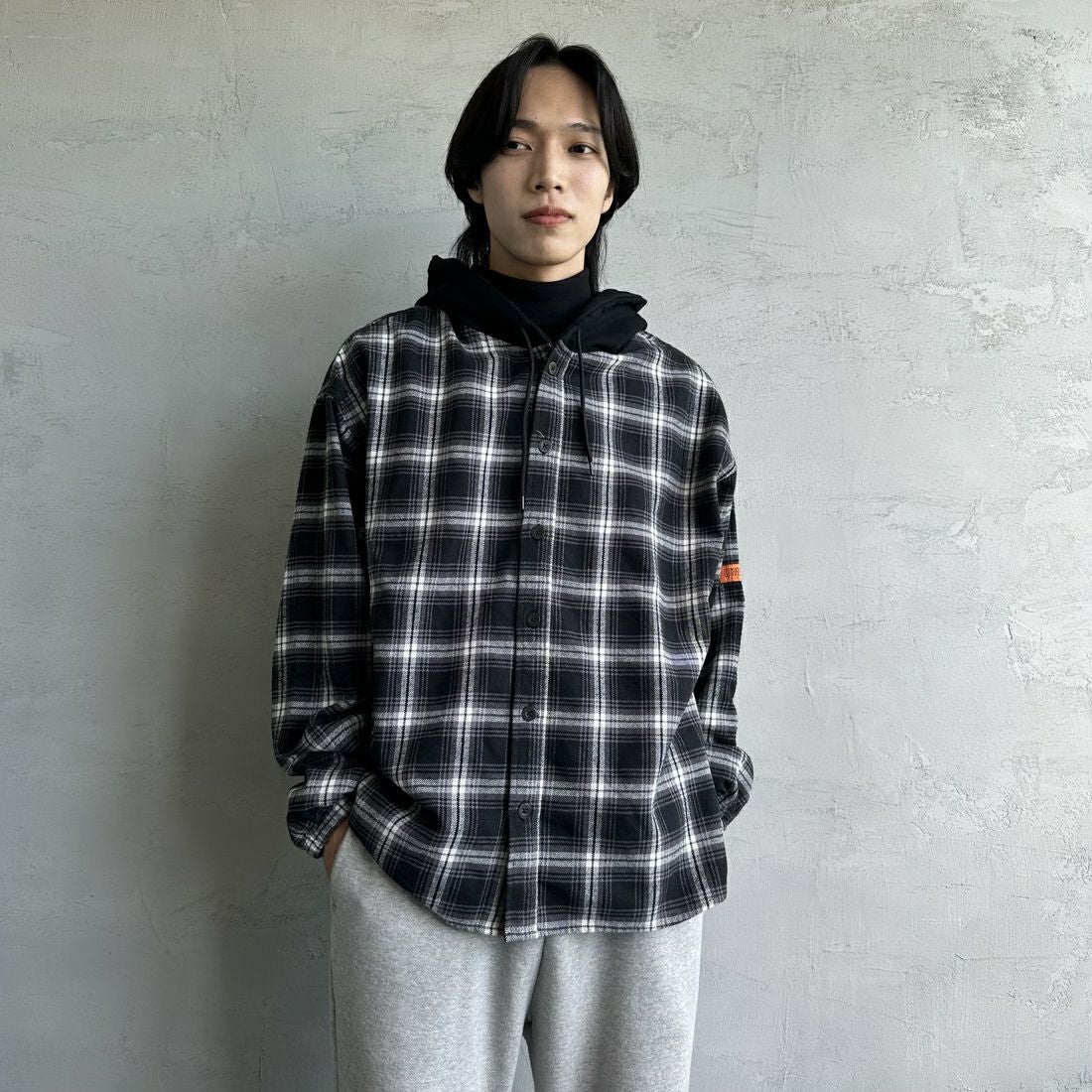 UNIVERSAL OVERALL [ユニバーサルオーバーオール] 別注 チェックフードシャツ [U2431100IN-JF] BLACK &&モデル身長：179cm 着用サイズ：L&&