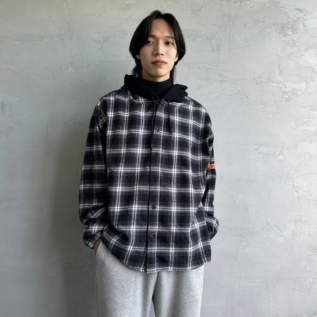 UNIVERSAL OVERALL [ユニバーサルオーバーオール] 別注 チェックフードシャツ [U2431100IN-JF] BLACK &&モデル身長：179cm 着用サイズ：L&&
