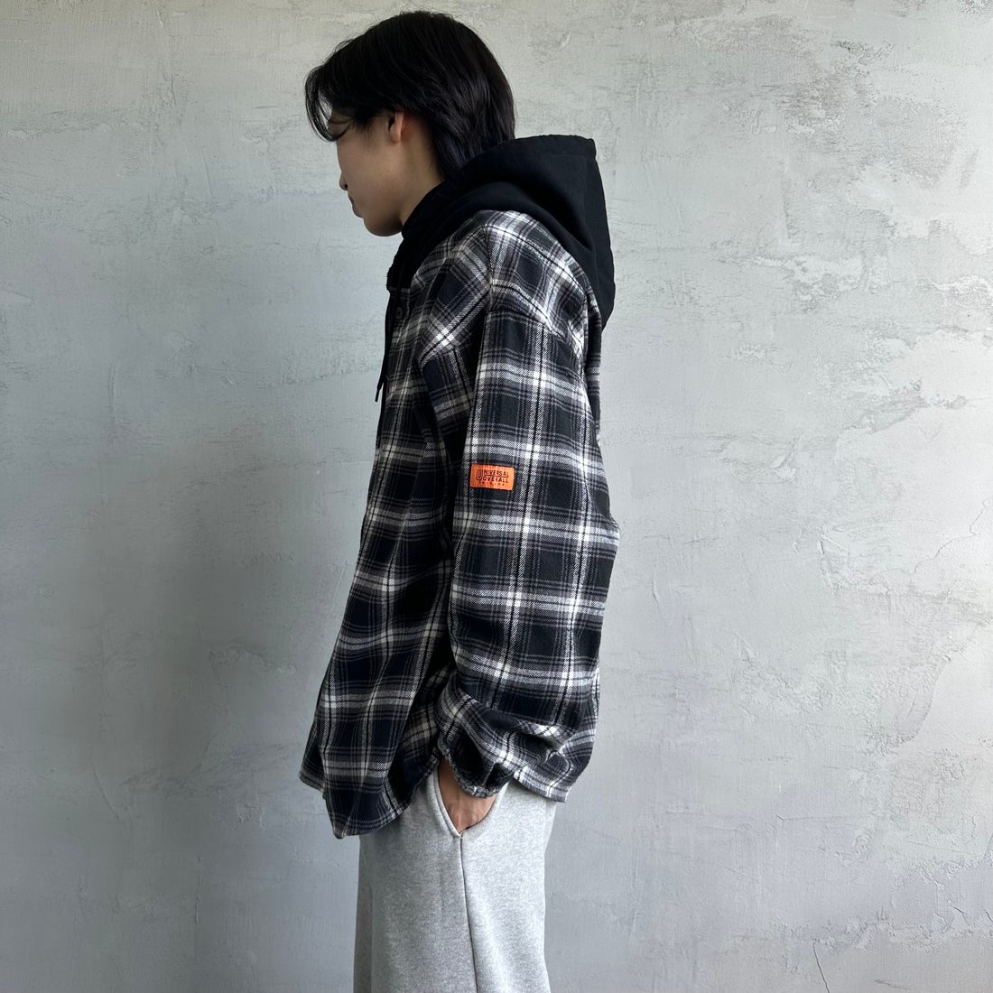 UNIVERSAL OVERALL [ユニバーサルオーバーオール] 別注 チェックフードシャツ [U2431100IN-JF] BLACK &&モデル身長：179cm 着用サイズ：L&&
