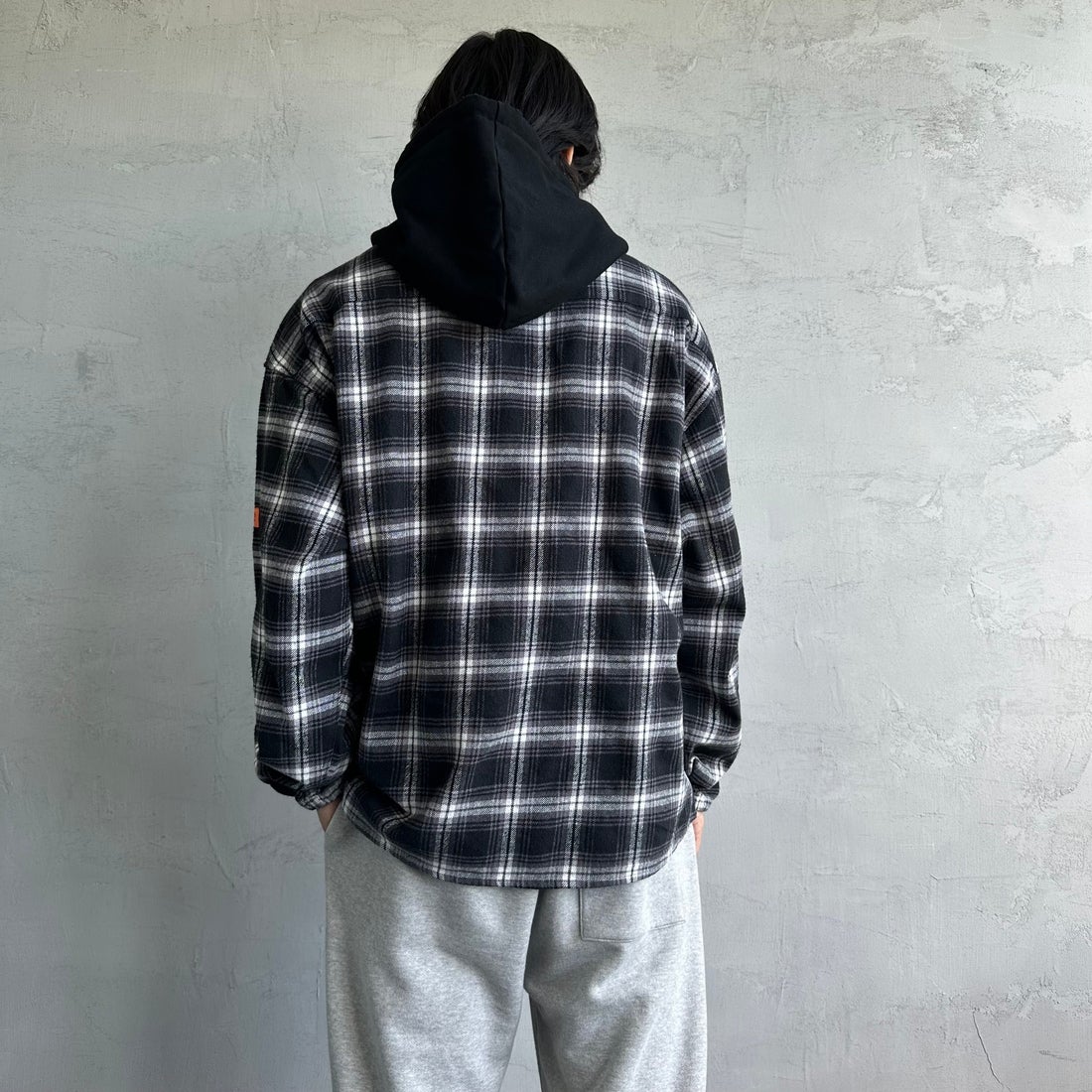 UNIVERSAL OVERALL [ユニバーサルオーバーオール] 別注 チェックフードシャツ [U2431100IN-JF] BLACK &&モデル身長：179cm 着用サイズ：L&&