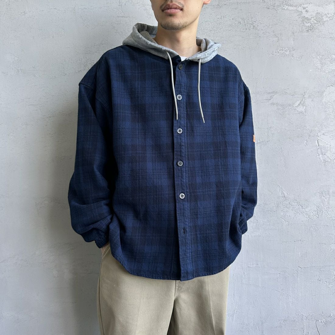 UNIVERSAL OVERALL [ユニバーサルオーバーオール] 別注 チェックフードシャツ [U2431100IN-JF] NAVY &&モデル身長：168cm 着用サイズ：M&&