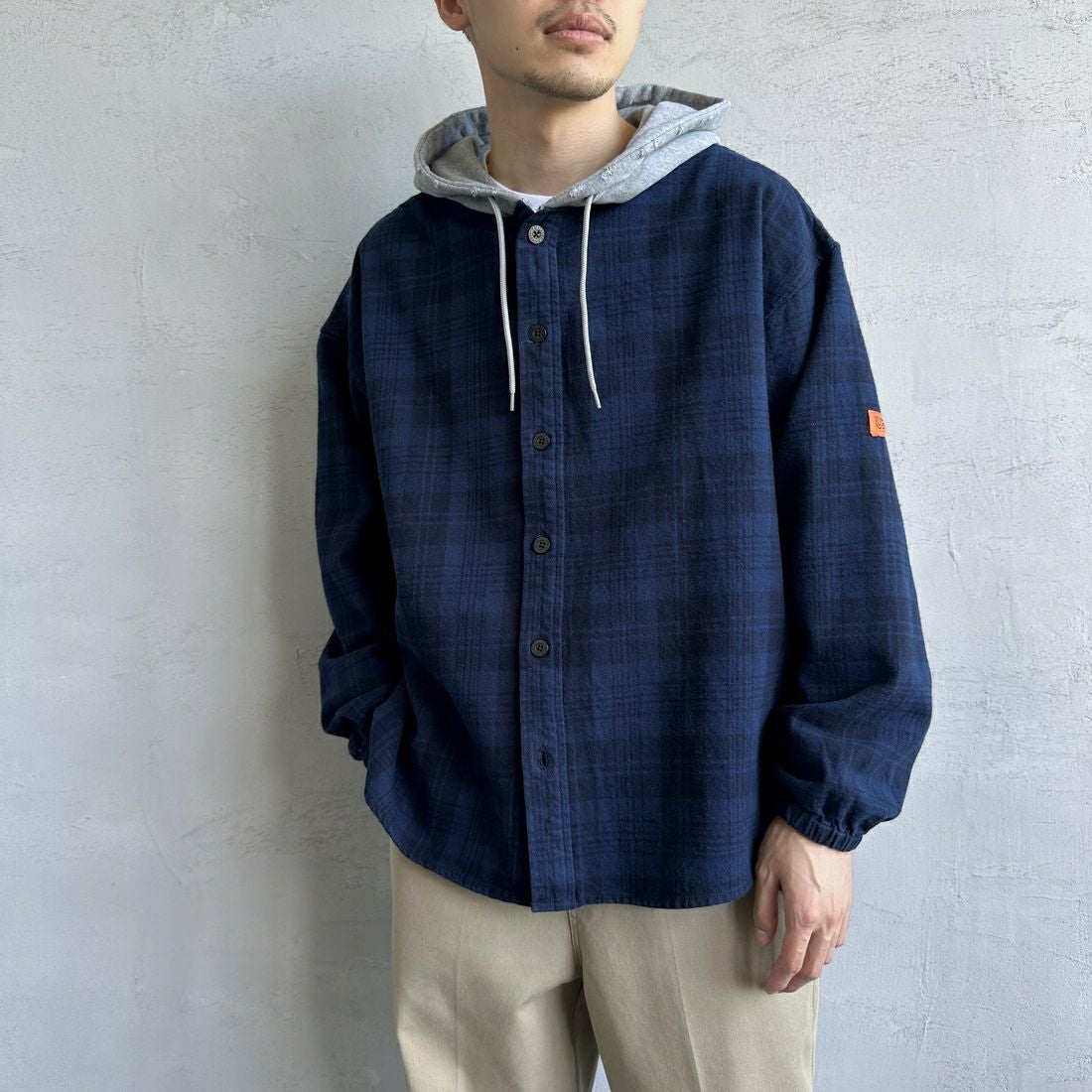 UNIVERSAL OVERALL [ユニバーサルオーバーオール] 別注 チェックフードシャツ [U2431100IN-JF] NAVY &&モデル身長：168cm 着用サイズ：M&&