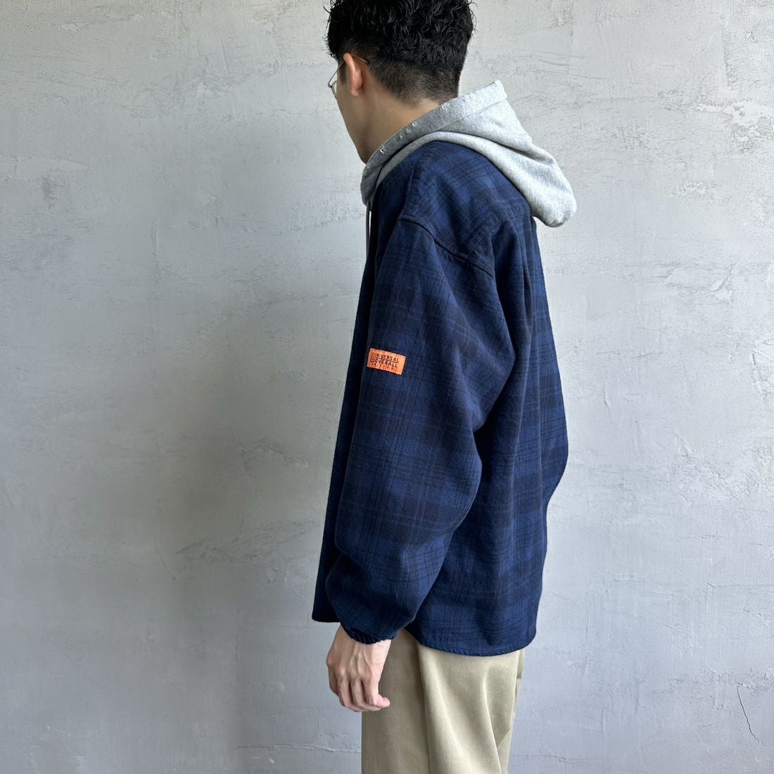 UNIVERSAL OVERALL [ユニバーサルオーバーオール] 別注 チェックフードシャツ [U2431100IN-JF] NAVY &&モデル身長：168cm 着用サイズ：M&&