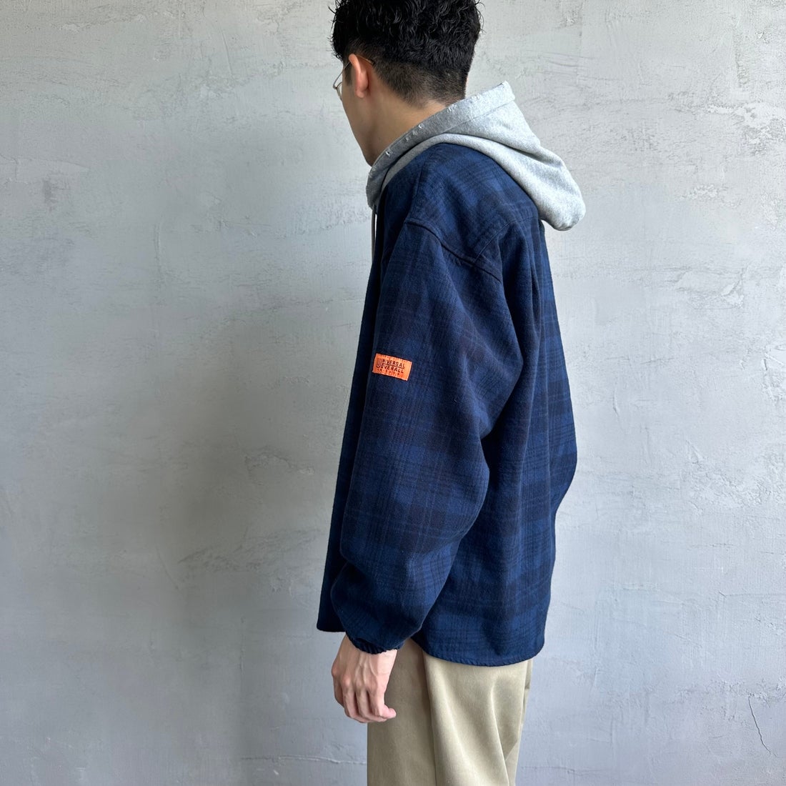 UNIVERSAL OVERALL [ユニバーサルオーバーオール] 別注 チェックフードシャツ [U2431100IN-JF] NAVY &&モデル身長：168cm 着用サイズ：M&&