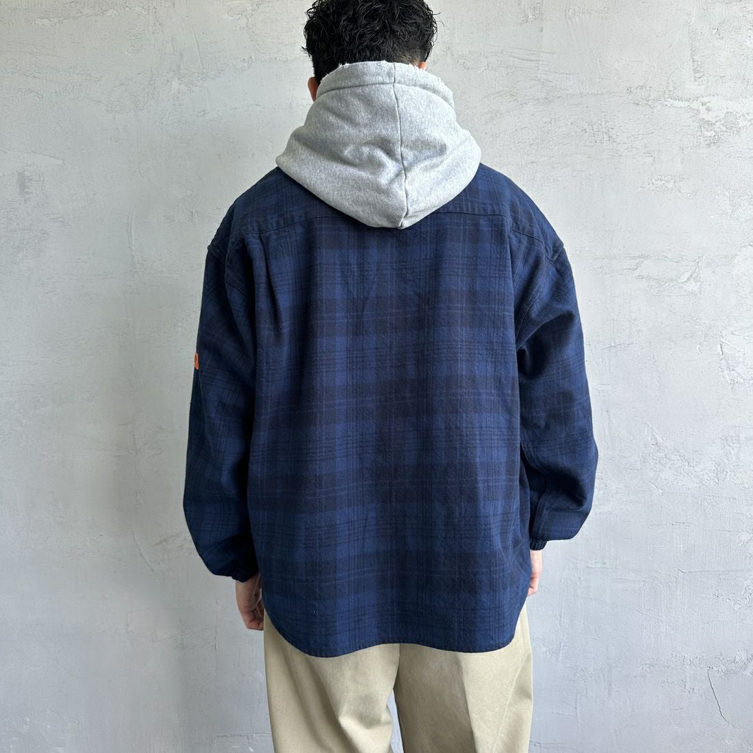 UNIVERSAL OVERALL [ユニバーサルオーバーオール] 別注 チェックフードシャツ [U2431100IN-JF] NAVY &&モデル身長：168cm 着用サイズ：M&&