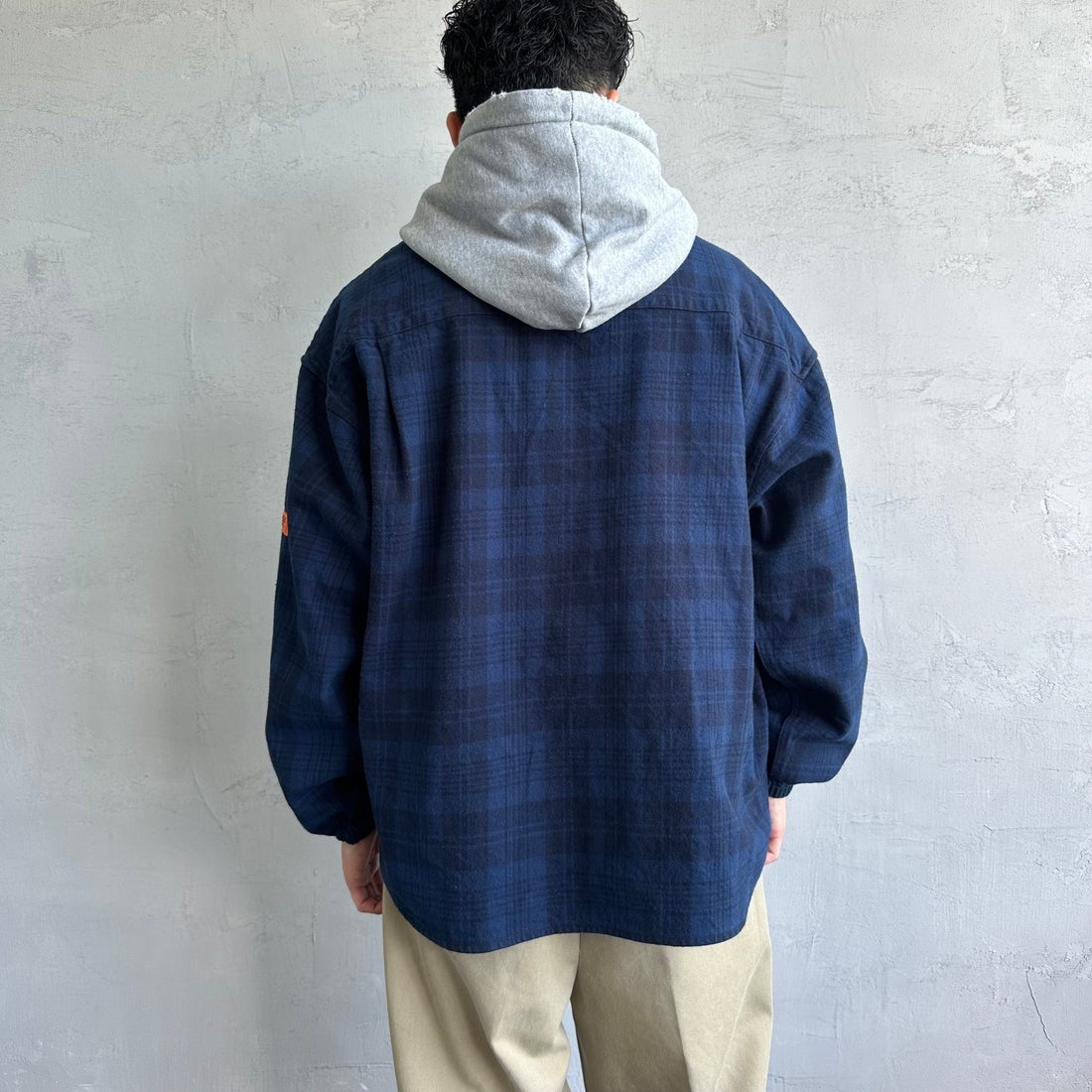 UNIVERSAL OVERALL [ユニバーサルオーバーオール] 別注 チェックフードシャツ [U2431100IN-JF] NAVY &&モデル身長：168cm 着用サイズ：M&&