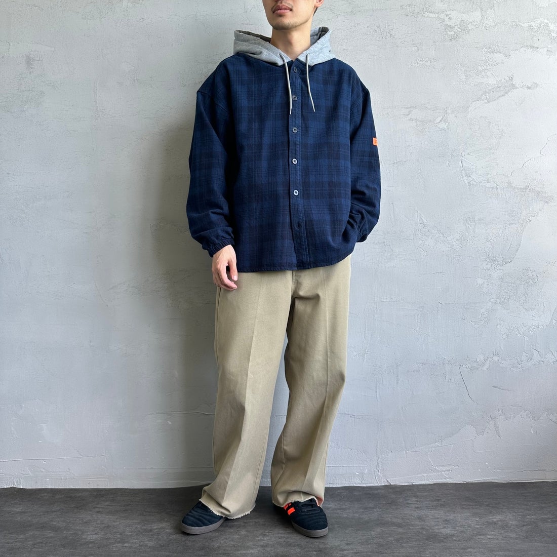 UNIVERSAL OVERALL [ユニバーサルオーバーオール] 別注 チェックフードシャツ [U2431100IN-JF] NAVY &&モデル身長：168cm 着用サイズ：M&&