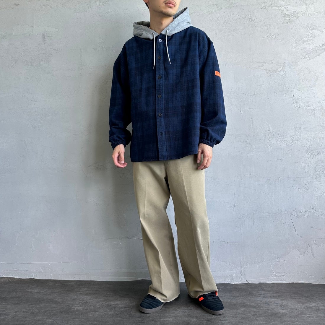 UNIVERSAL OVERALL [ユニバーサルオーバーオール] 別注 チェックフードシャツ [U2431100IN-JF] NAVY &&モデル身長：168cm 着用サイズ：M&&