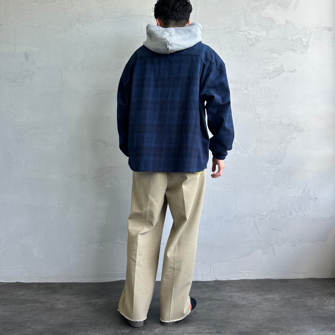 UNIVERSAL OVERALL [ユニバーサルオーバーオール] 別注 チェックフードシャツ [U2431100IN-JF] NAVY &&モデル身長：168cm 着用サイズ：M&&