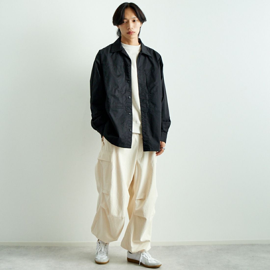 ARMY TWILL SANFORIZED [アーミーツイル サンフォライズド] ライトツイル 4ポケットシャツ [AM-2457001] BLACK &&モデル身長：179cm 着用サイズ：L&&