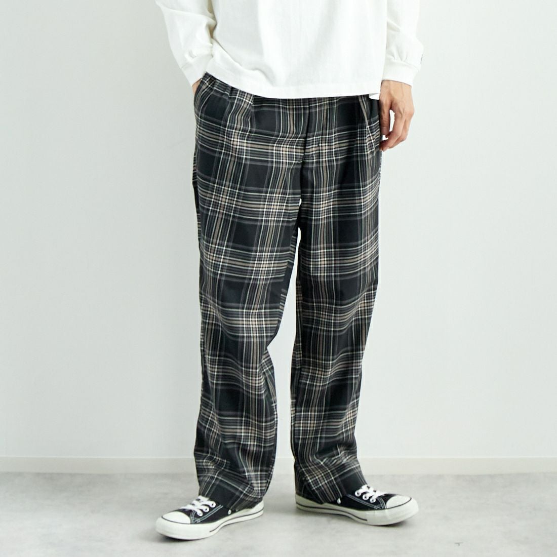 Noir Fabrik [ヌワールファブリック] T/Rツイルストレッチ チェックタックインパンツ [NF-243-055] BK BLK CHK &&モデル身長：182cm 着用サイズ：L&&