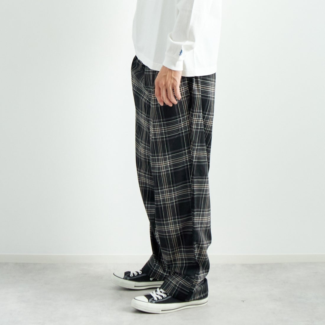 Noir Fabrik [ヌワールファブリック] T/Rツイルストレッチ チェックタックインパンツ [NF-243-055] BK BLK CHK &&モデル身長：182cm 着用サイズ：L&&