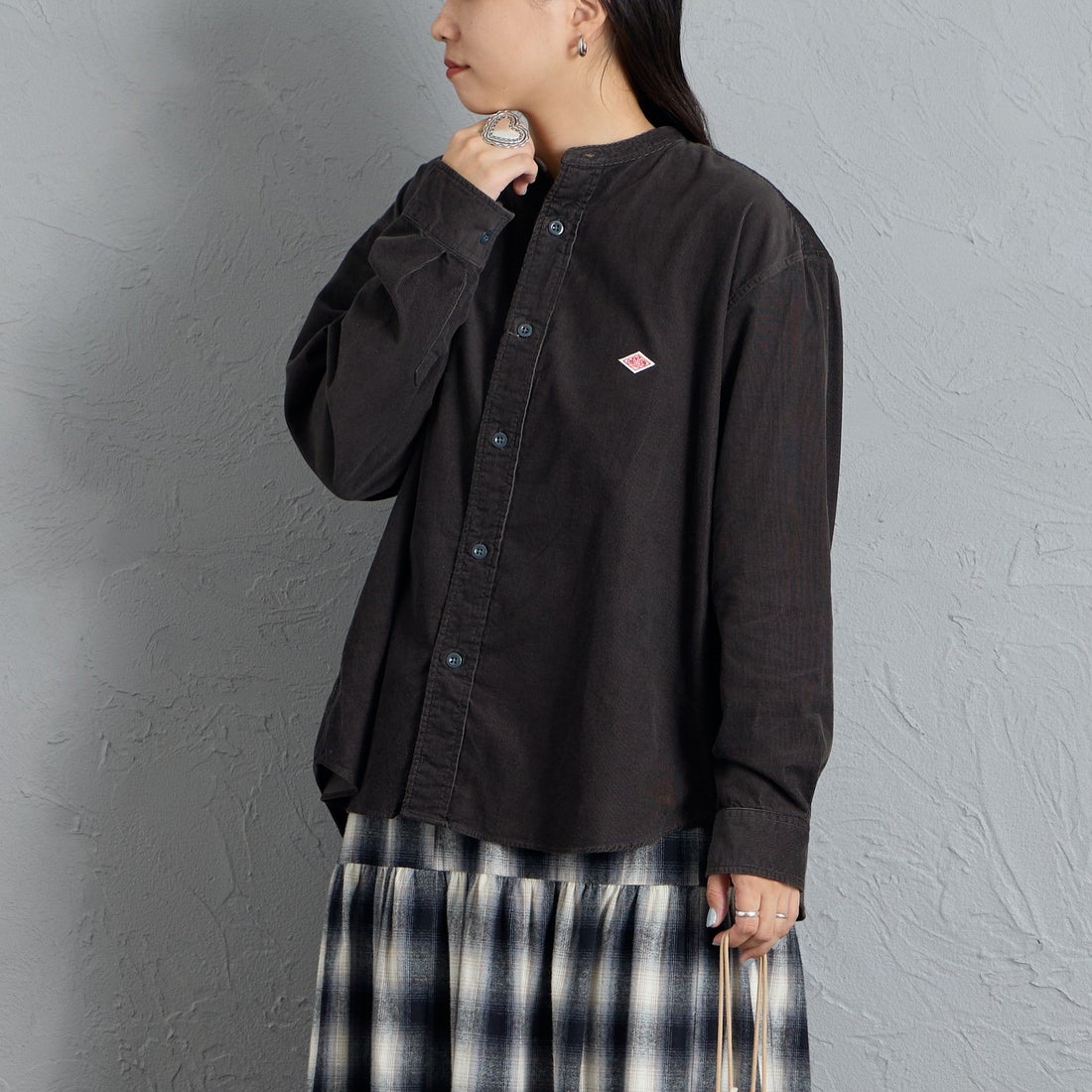 DANTON [ダントン] コーデュロイ バンドカラーシャツ [DT-B0290MCD] CHARCOAL &&モデル身長：156cm 着用サイズ：38&&
