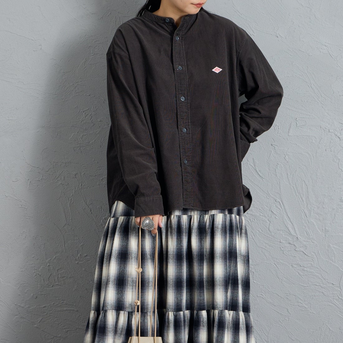 DANTON [ダントン] コーデュロイ バンドカラーシャツ [DT-B0290MCD] CHARCOAL &&モデル身長：156cm 着用サイズ：38&&