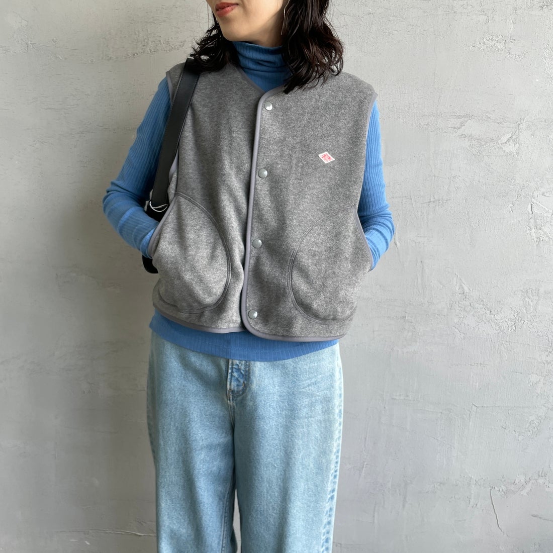 DANTON [ダントン] フリースカラーレスベスト [DT-A0521] DK.GREY &&モデル身長：160cm 着用サイズ：36&&