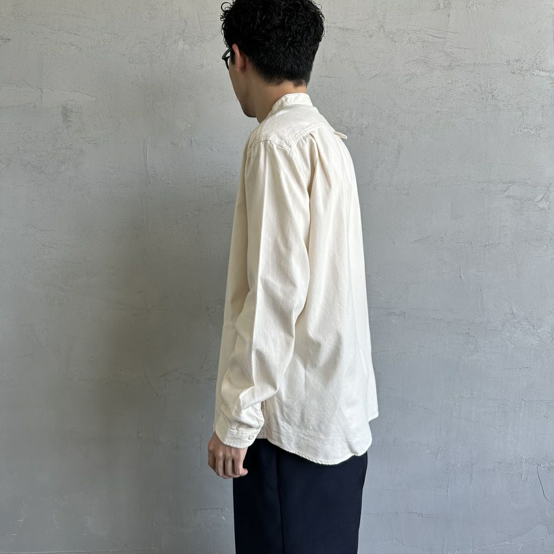 DANTON [ダントン] 先染めビエラ バンドカラーシャツ [DT-B0280VSS] ECRU &&モデル身長：168cm 着用サイズ：42&&