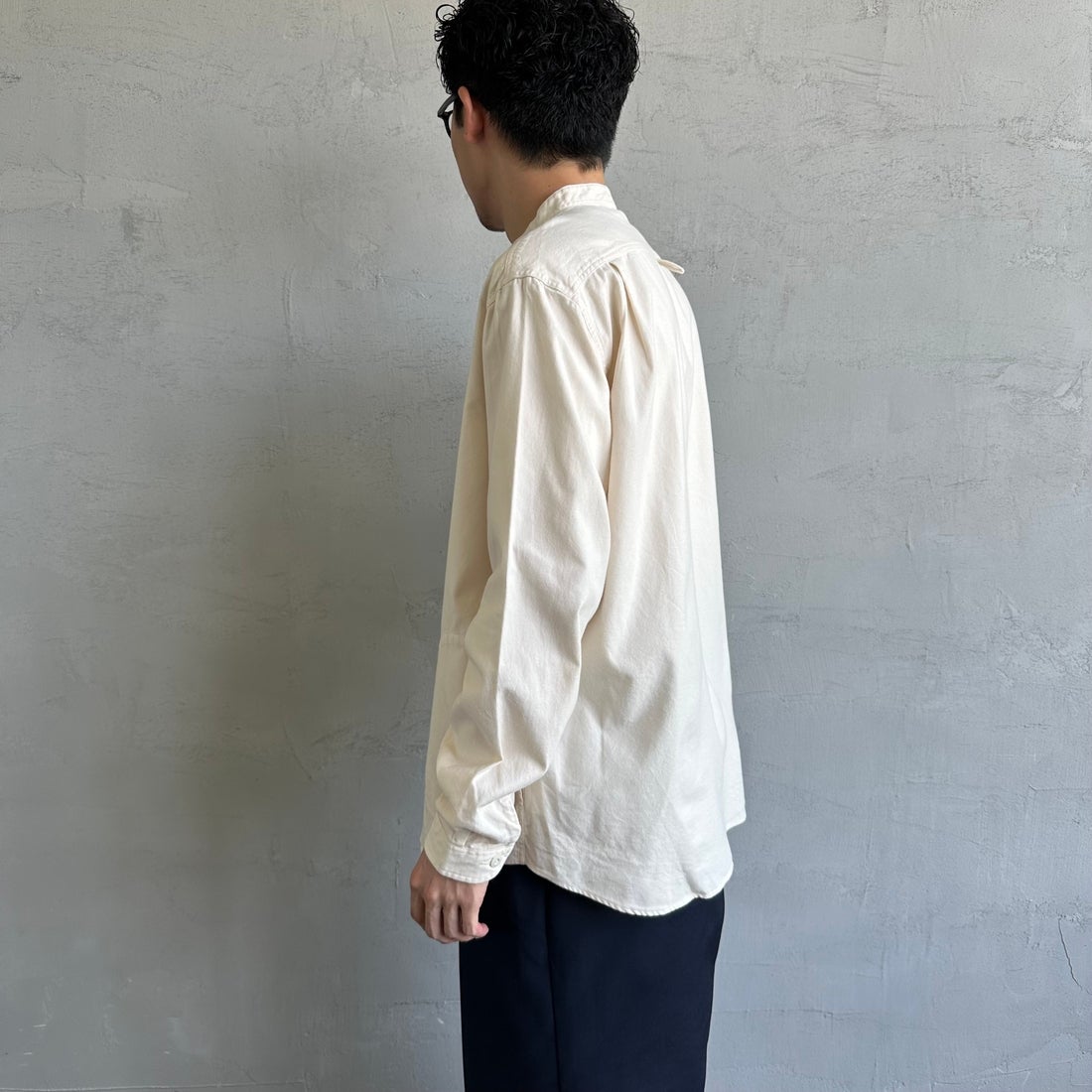 DANTON [ダントン] 先染めビエラ バンドカラーシャツ [DT-B0280VSS] ECRU &&モデル身長：168cm 着用サイズ：42&&