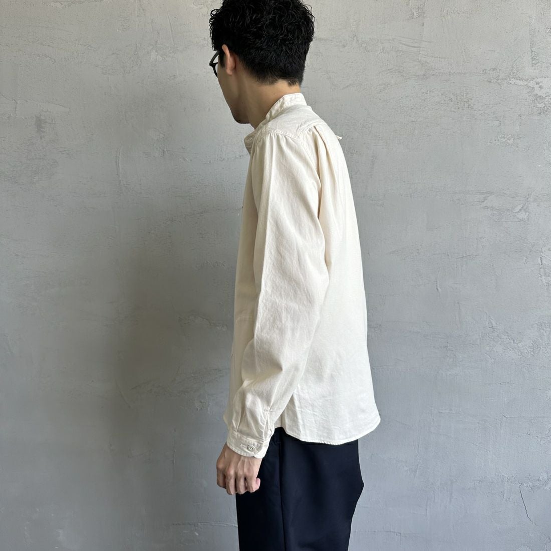 DANTON [ダントン] 先染めビエラ バンドカラーシャツ [DT-B0280VSS] ECRU &&モデル身長：168cm 着用サイズ：38&&