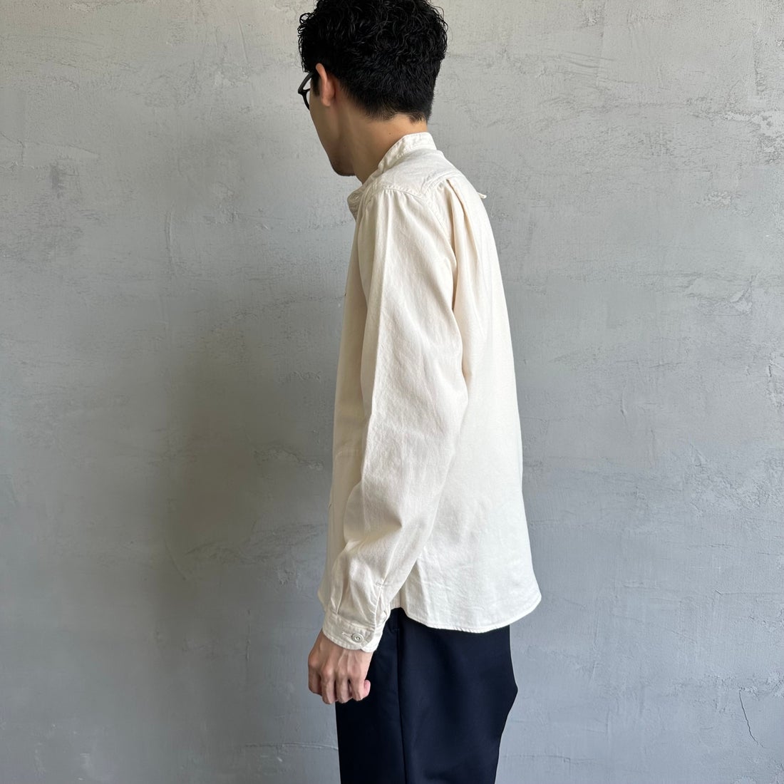 DANTON [ダントン] 先染めビエラ バンドカラーシャツ [DT-B0280VSS] ECRU &&モデル身長：168cm 着用サイズ：38&&