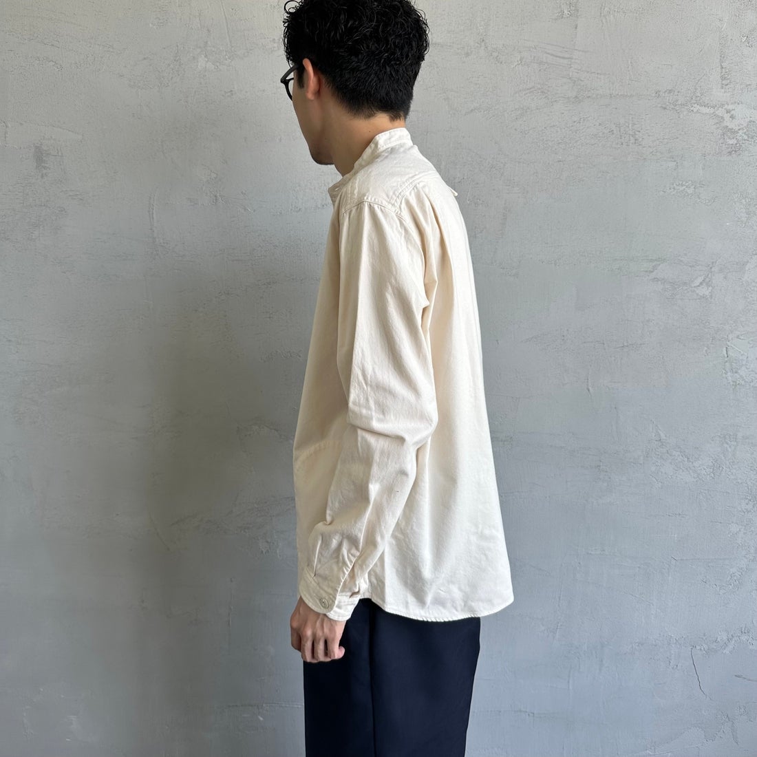 DANTON [ダントン] 先染めビエラ バンドカラーシャツ [DT-B0280VSS] ECRU &&モデル身長：168cm 着用サイズ：40&&