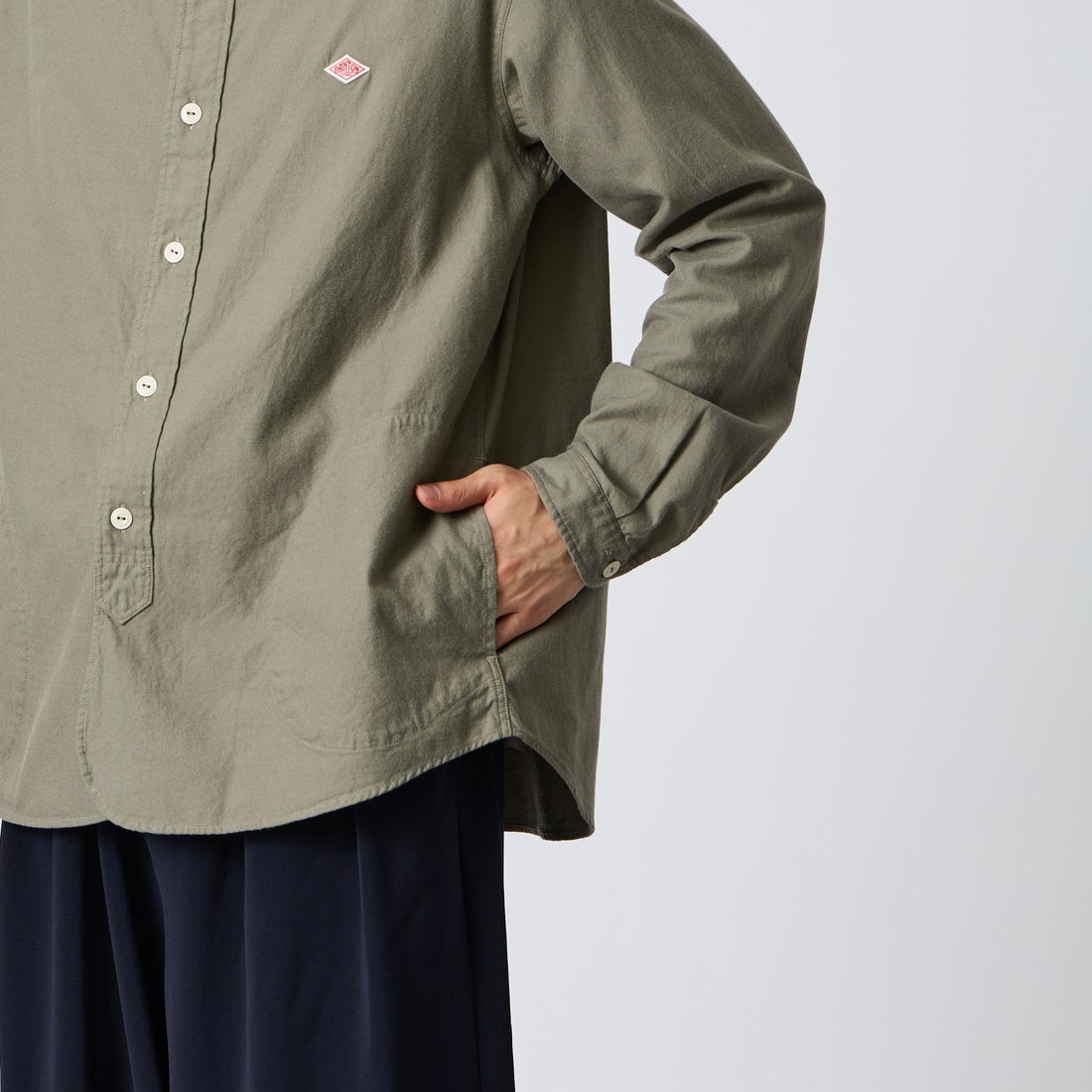 DANTON [ダントン] 先染めビエラ バンドカラーシャツ [DT-B0280VSS] OLIVE CHAM &&モデル身長：177cm 着用サイズ：42&&