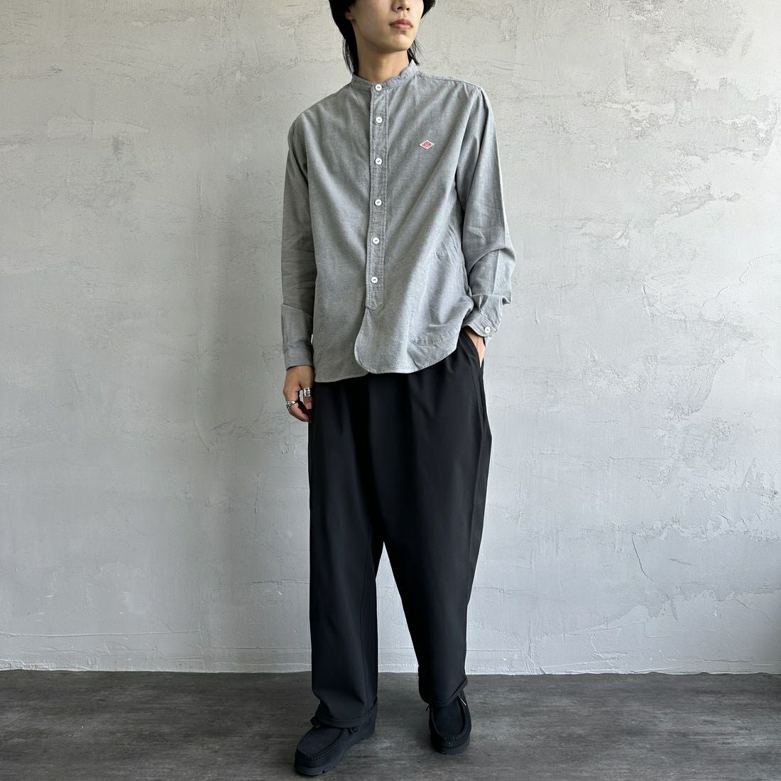 DANTON [ダントン] 先染めビエラ バンドカラーシャツ [DT-B0280VSS] GREY CHAMB &&モデル身長：179cm 着用サイズ：42&&