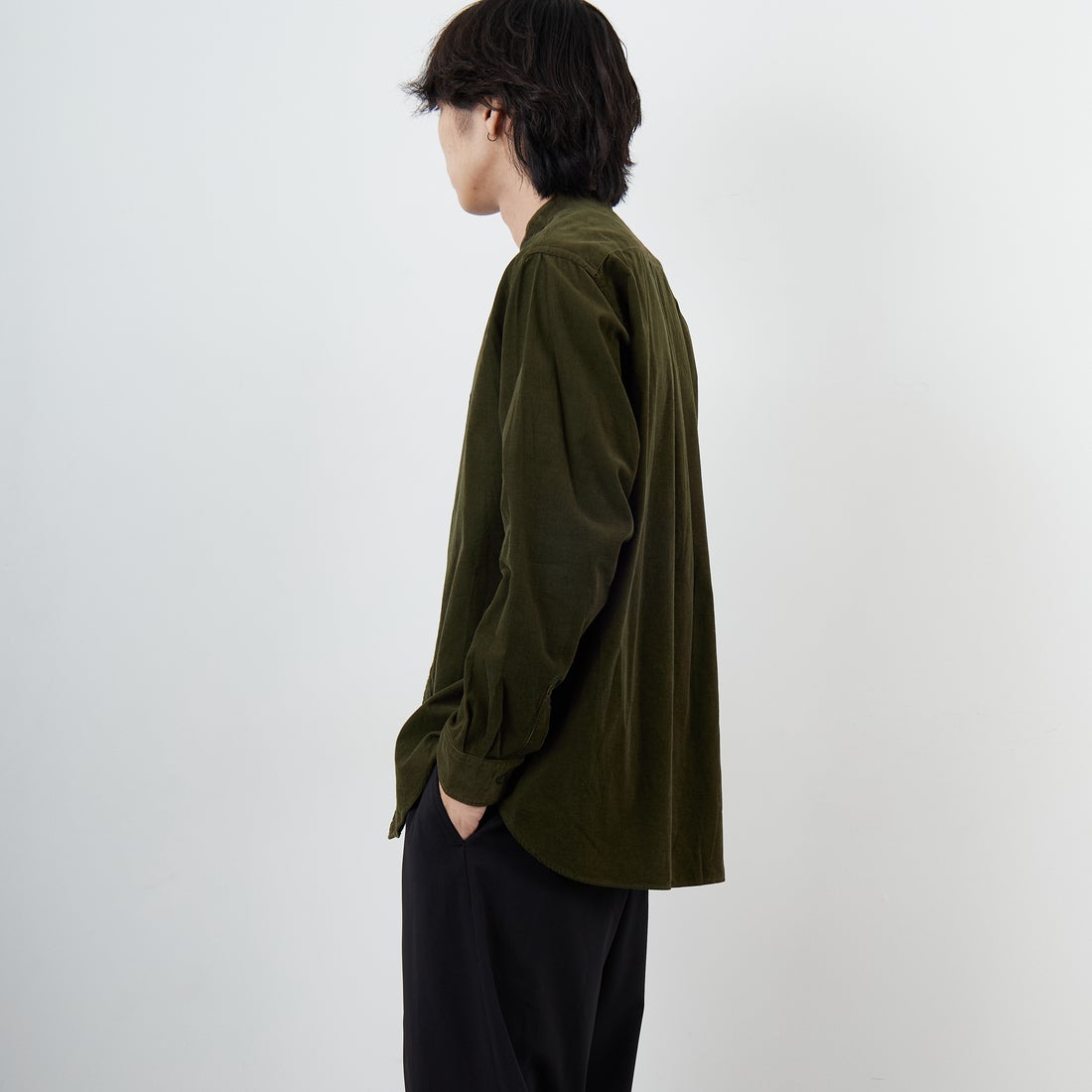 DANTON [ダントン] コーデュロイ バンドカラーシャツ [DT-B0291MCD] OLIVE &&モデル身長：179cm 着用サイズ：42&&