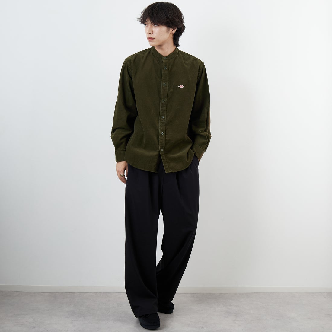 DANTON [ダントン] コーデュロイ バンドカラーシャツ [DT-B0291MCD] OLIVE &&モデル身長：179cm 着用サイズ：42&&
