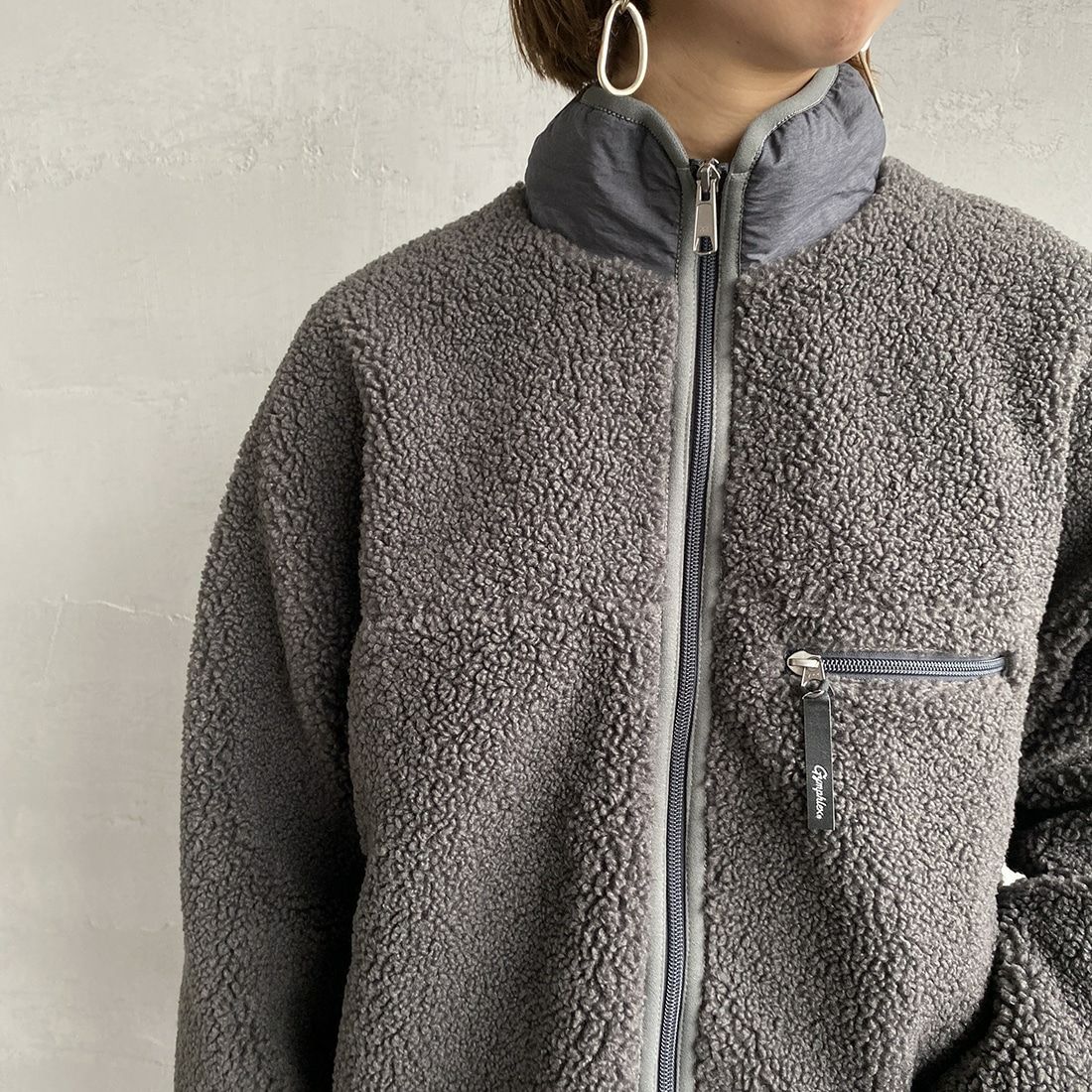 Gymphlex [ジムフレックス] コージーライトボアブルゾン [GY-A0249BOL] COAL GREY &&モデル身長：163cm 着用サイズ：14&&