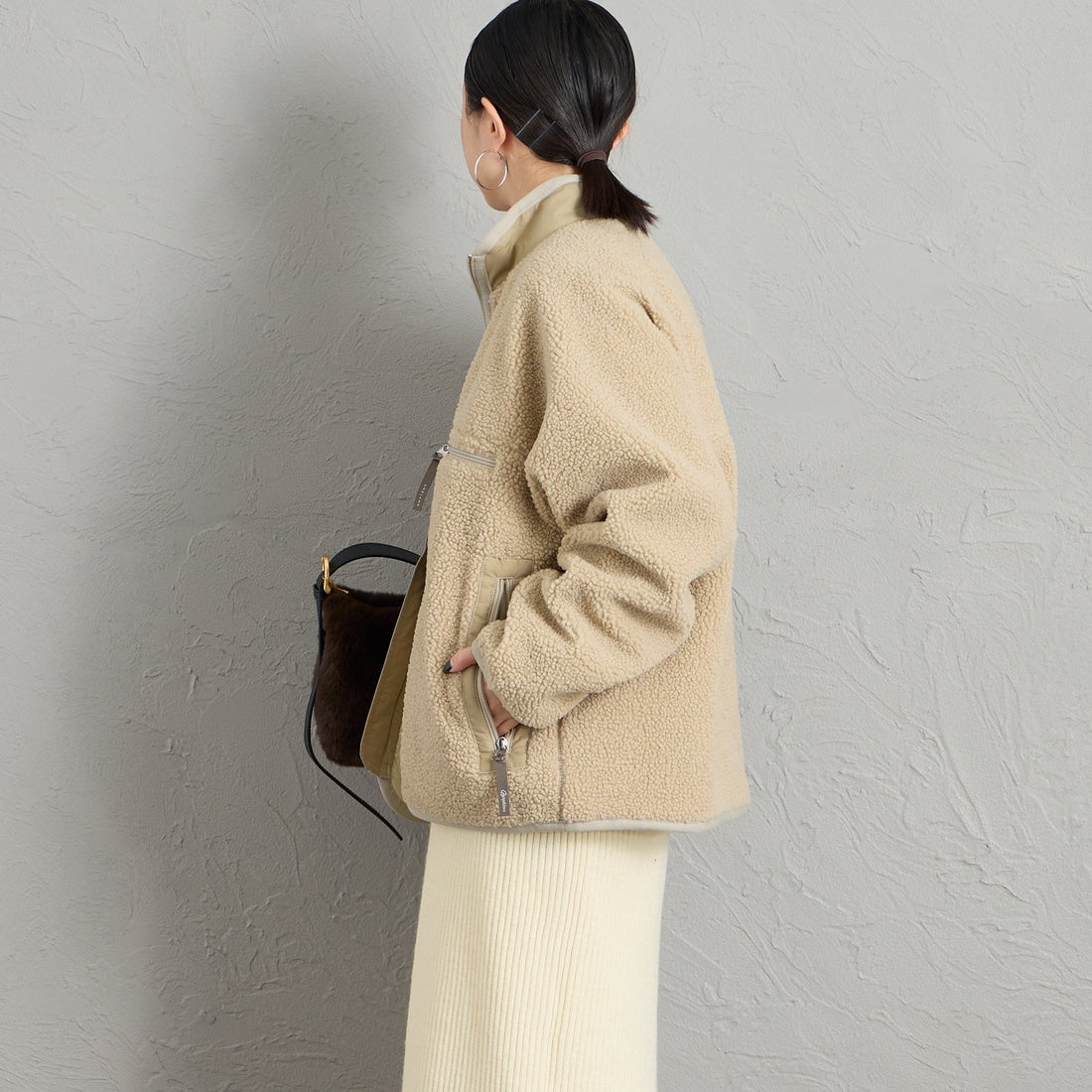 Gymphlex [ジムフレックス] コージーライトボアブルゾン [GY-A0249BOL] KHK BEIGE &&モデル身長：150cm 着用サイズ：14&&